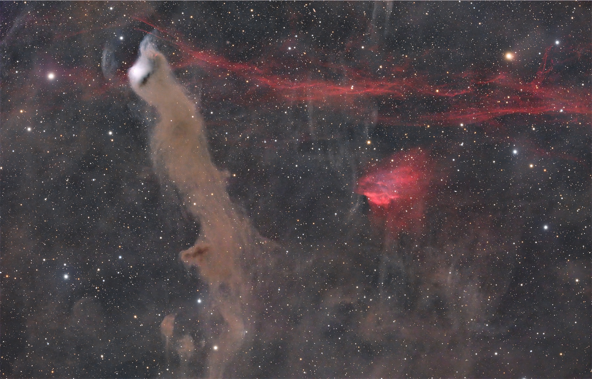 Der Reflexionsnebel VdB 152 mit langem Staubschweif, daneben der rote Nebel DeHt 5 und die Filamente des Supernova-Überrests SNR 110.3+11.3
