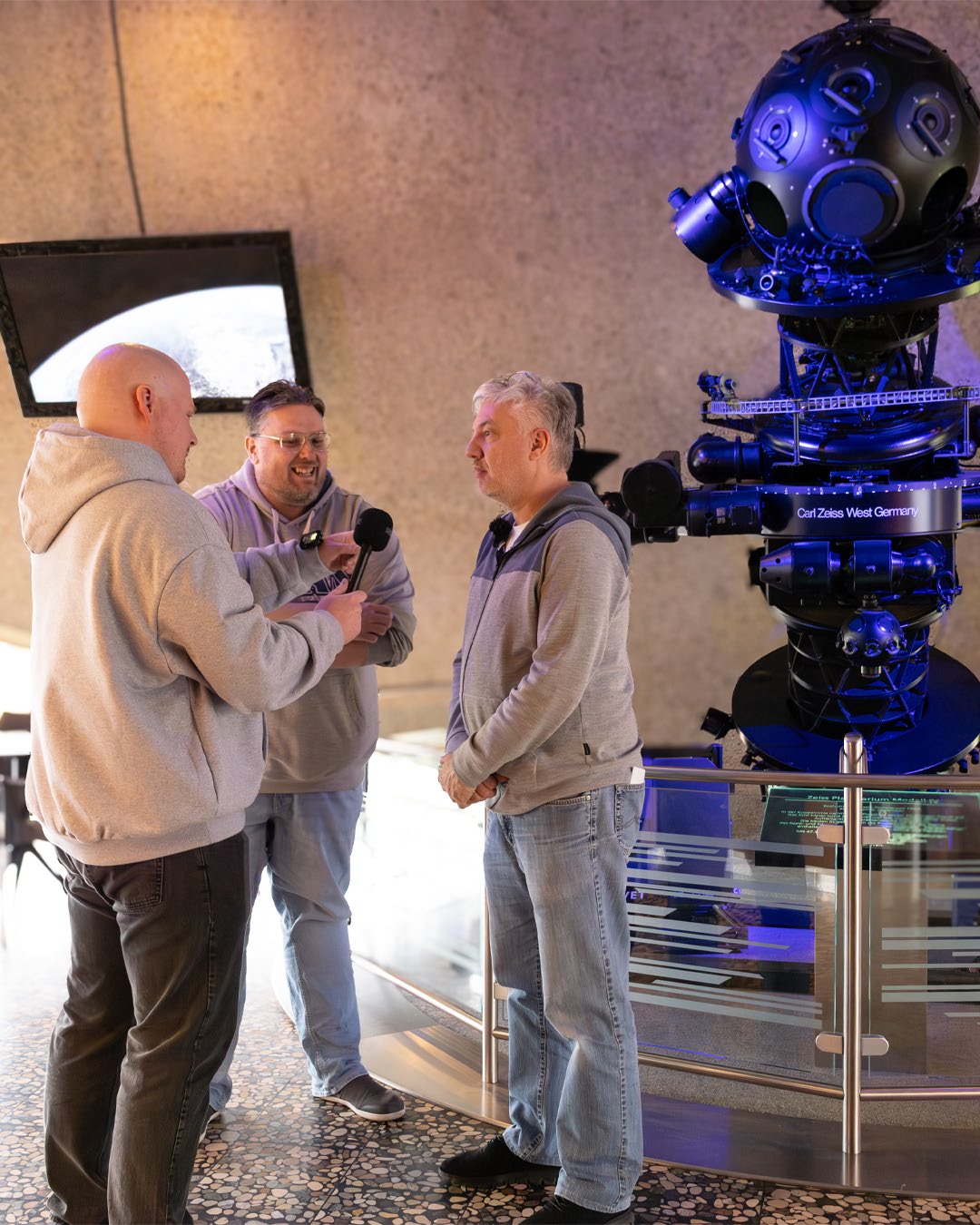 Interview mit Mikrofon im Planetarium Bochum neben dem Zeiss-Sternprojektor